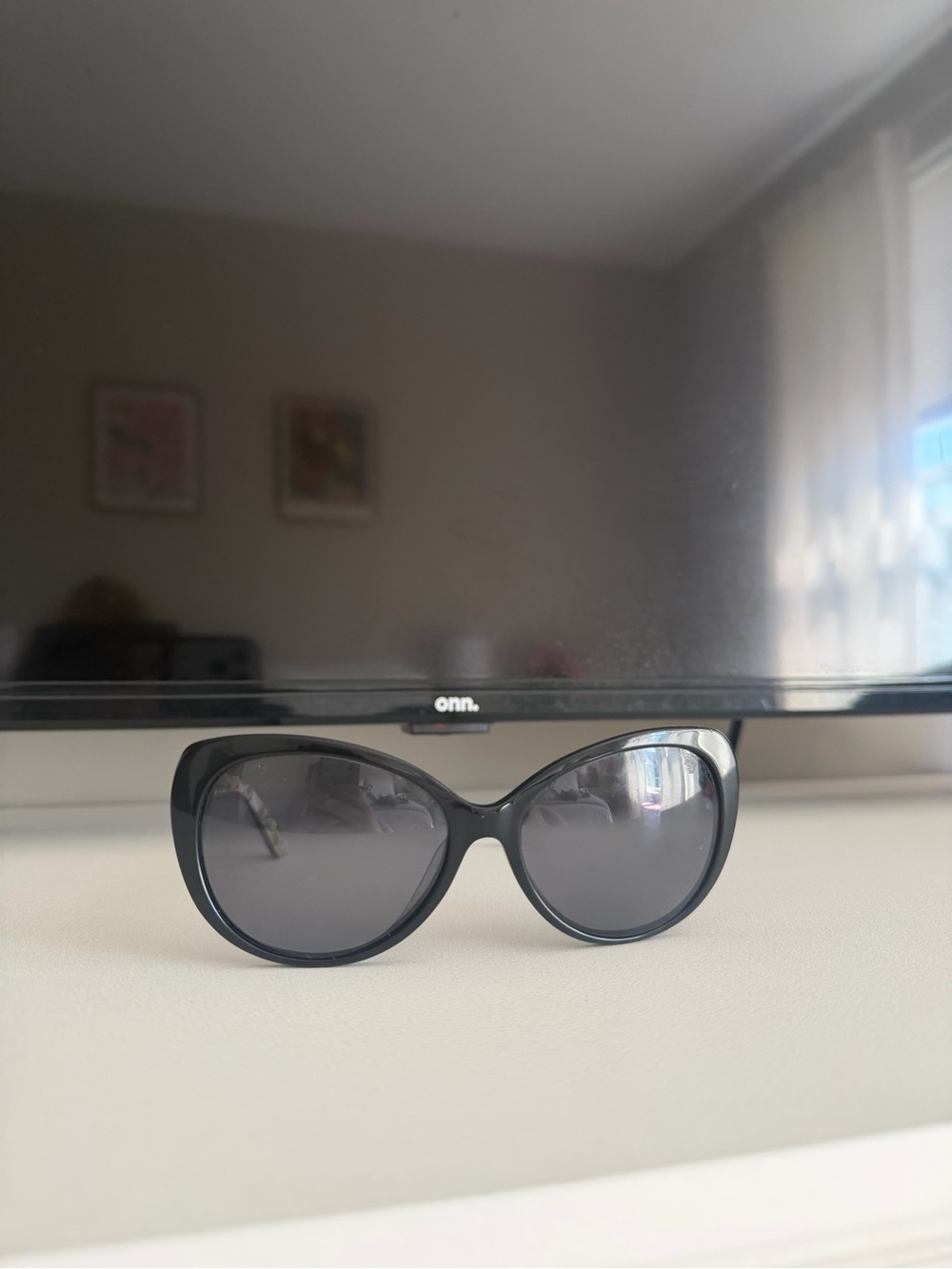 Classic Black slight Cat-Eye Sunglasses -
